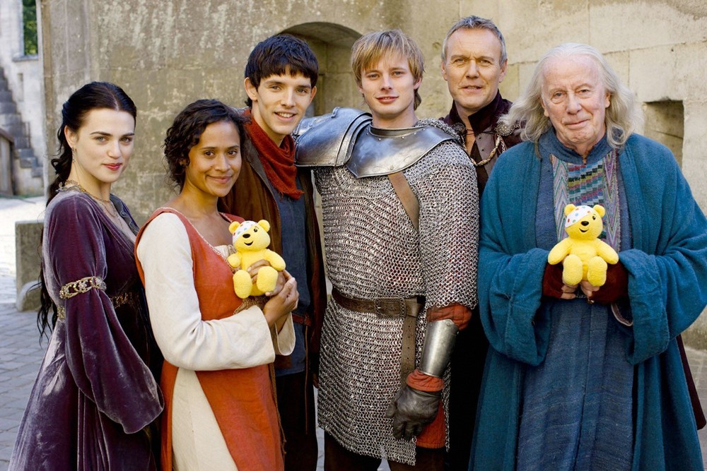 Soldan sağa; leydi Morgana, Guınevere, Merlin, Arthur Pendragon, Uther Pendragon, Gaıus