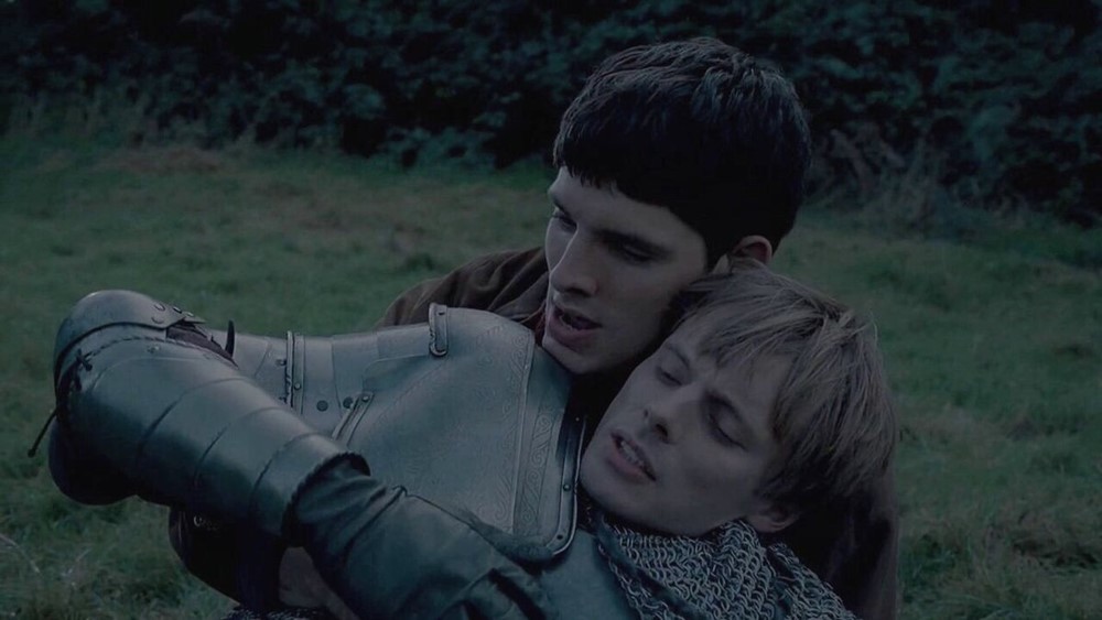 Final sahnesinde Kral Arthur ölmek üzere, Merlin kurtarmaya çalışıyor.