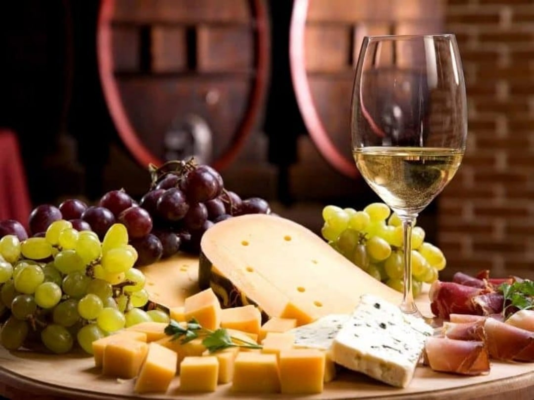  Beyaz şarap ve peynir