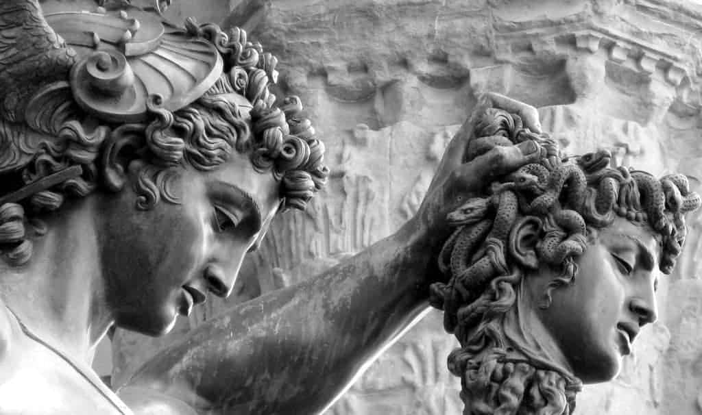 Medusa'nın kafasını tutan Perseus Heykeli
