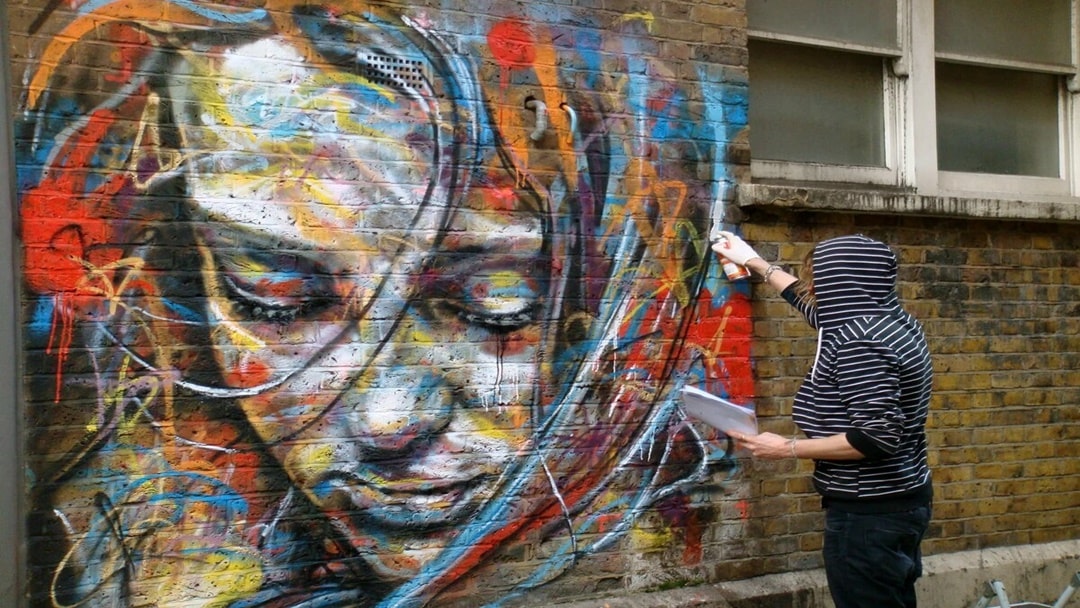 Graffiti yapan bir sanatçı