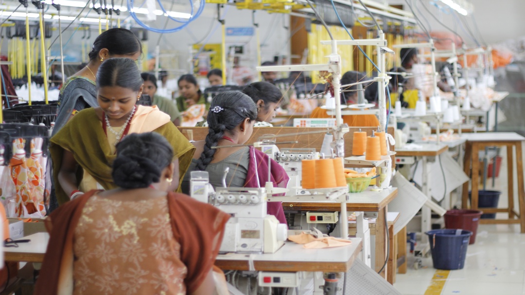 Kıyafetleri yapan fabrika işçileri