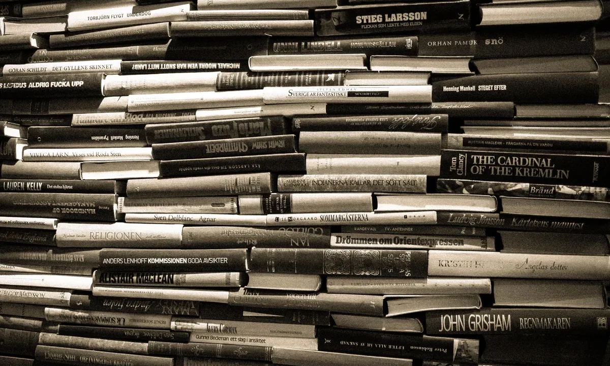 2026 yılının en popüler kitaplarını temsil eden renkli kitap koleksiyonu