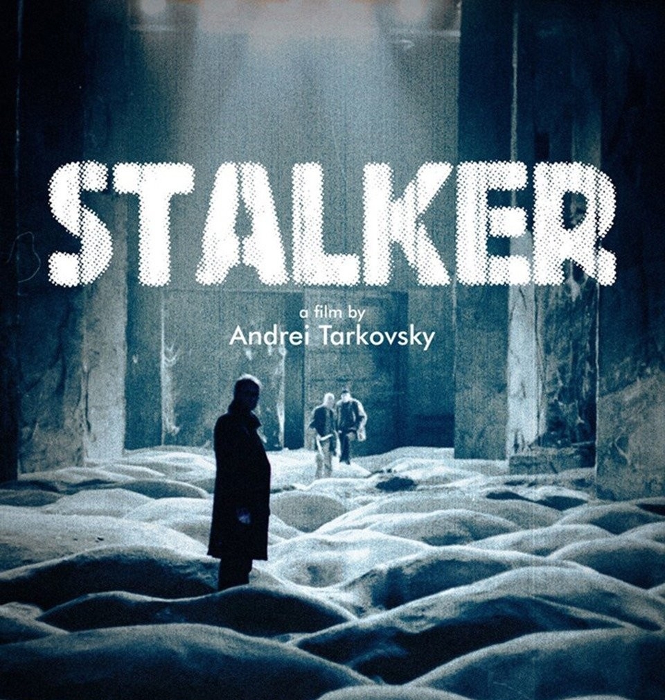 Stalker / İz Sürücü (1979) — Andrei Tarkovsky. Kaynak: TMDB resmi film posteri.