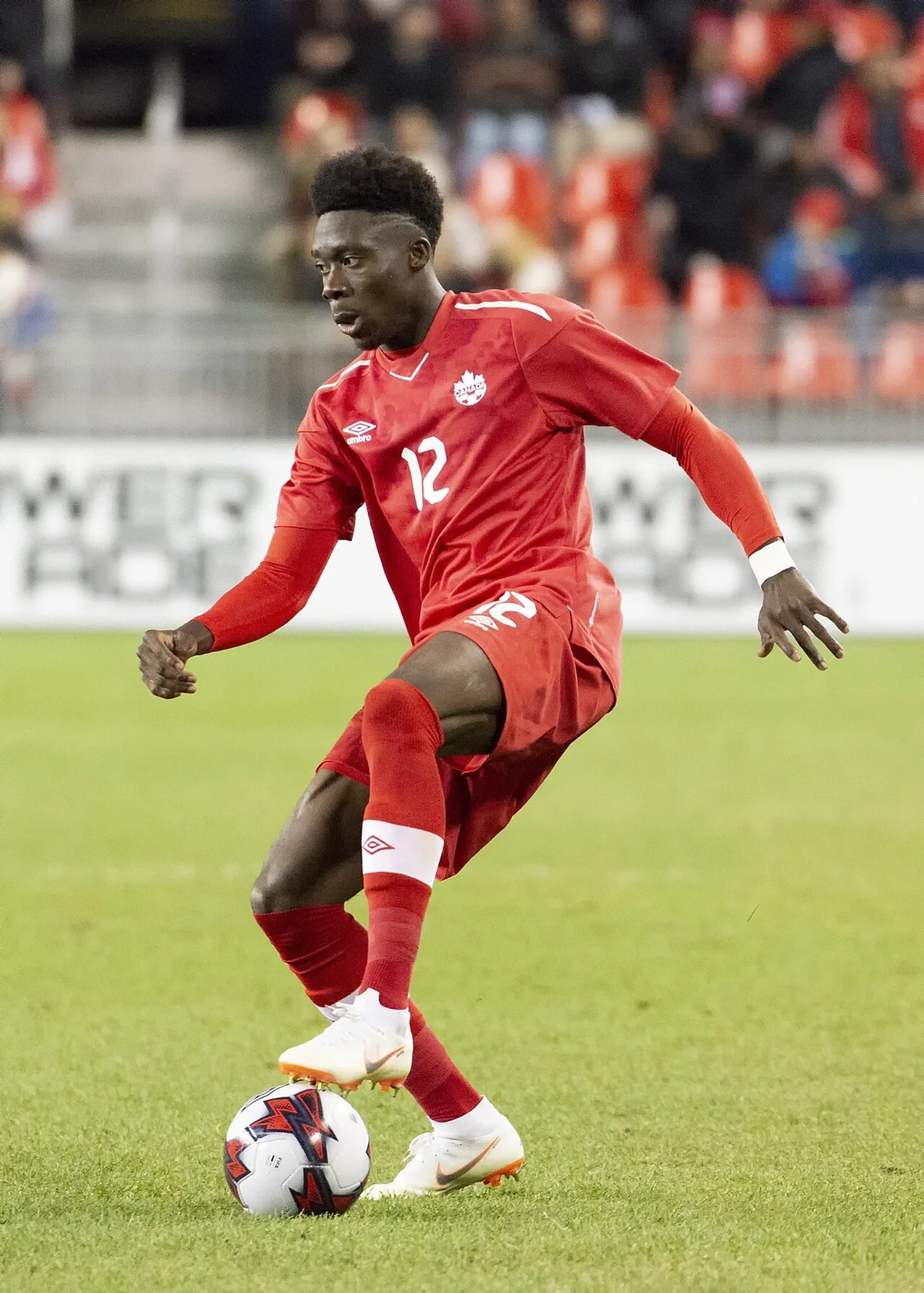 Alphonso Davies, Kanada Milli Takımı formasıyla sol kanatta sahada