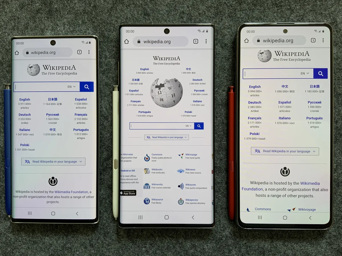 Farklı Android markalara ait akıllı telefonlar bir arada — Samsung, Xiaomi ve diğer üreticilerin cihazları