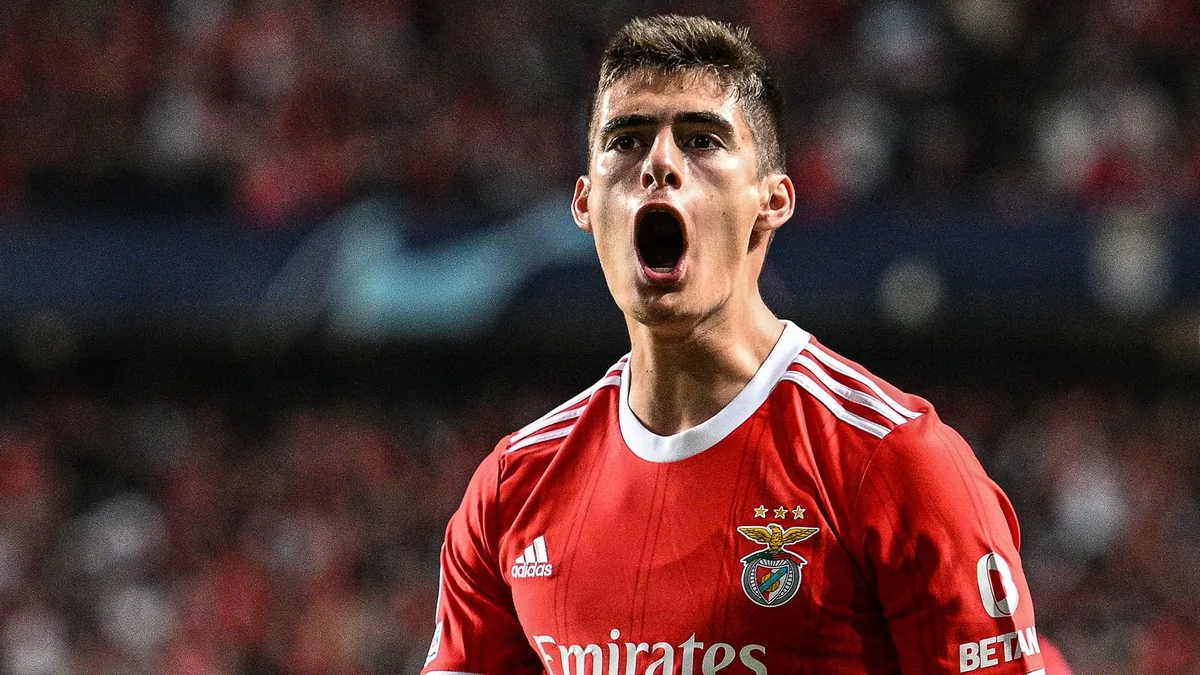 Antonio Silva Benfica formasıyla defans pozisyonunda maçta