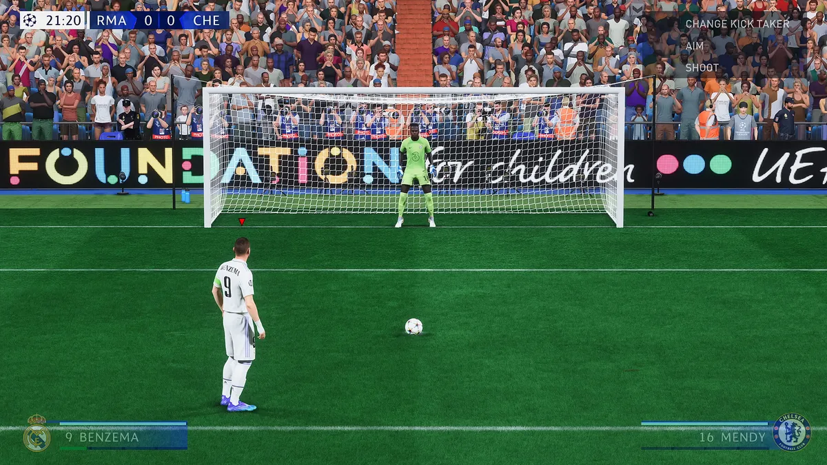FIFA 23 penalti sahnesinde Benzema penalti noktasinda, Mendy kaleci kale onunde bekliyor - AIM ve SHOOT UI elementleri gorunuyor