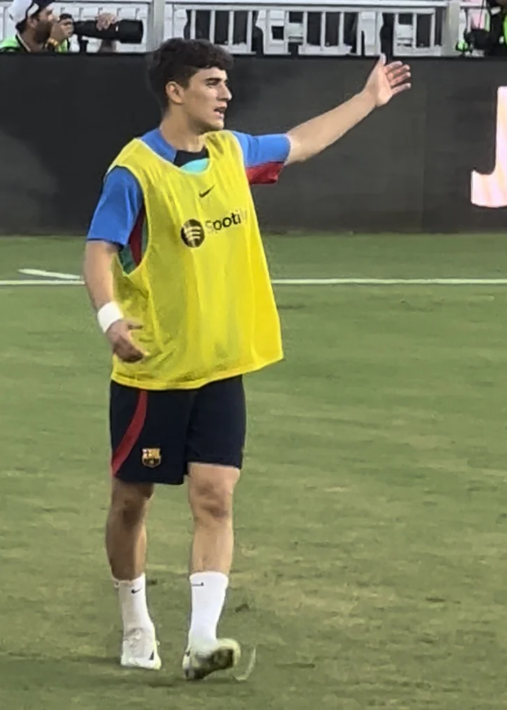 Gavi, FC Barcelona antrenman kıyafeti ve ısınma yleğiyle saha içinde