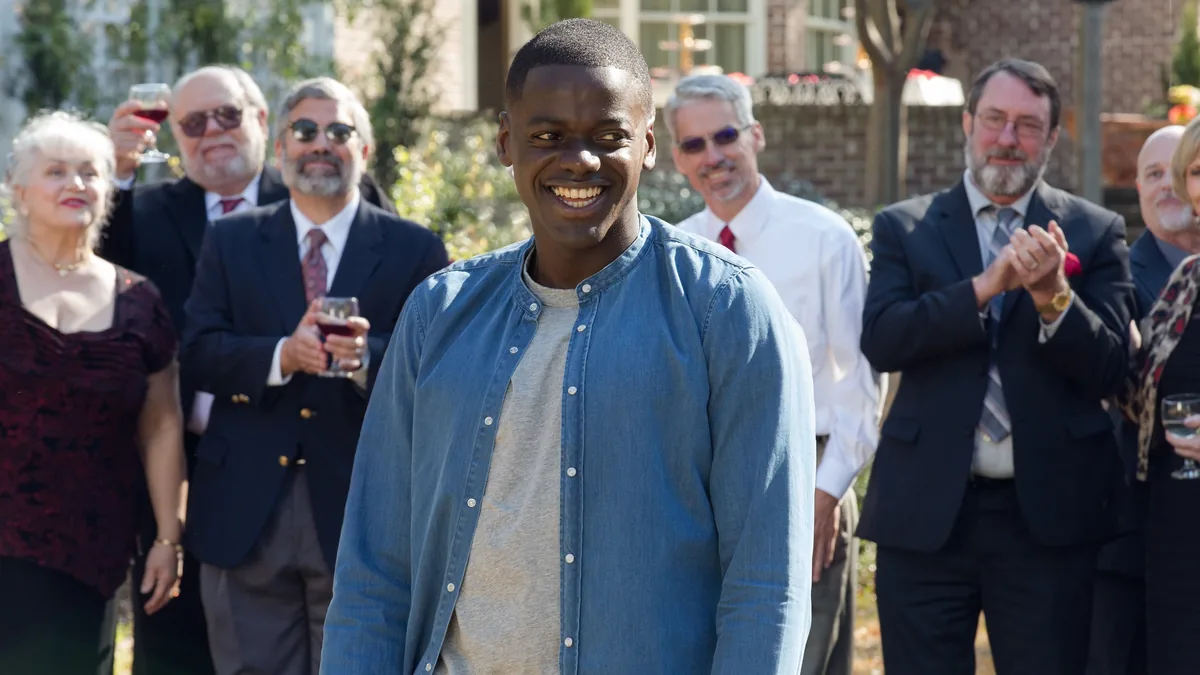 Get Out 2017 Armitage ailesi malikâne sahnesi - kusursuz misafirperverlik yüzeyinin altındaki gerilim