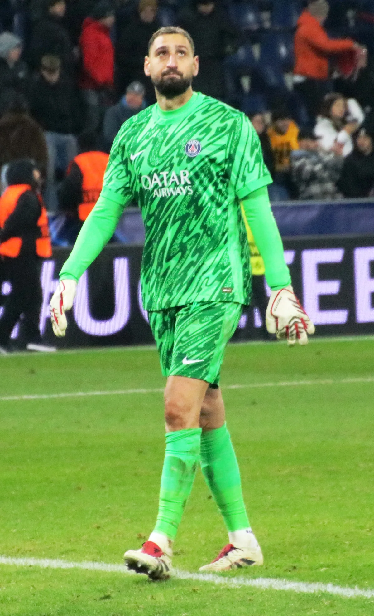 Gianluigi Donnarumma, Paris Saint-Germain kaleci formasıyla eldivenleriyle sahada