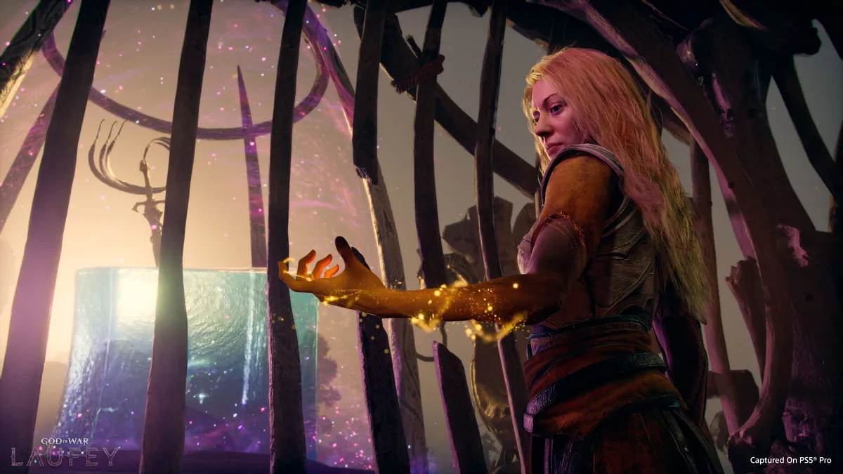 God of War Laufey oynanış: Faye, Altın El büyüsünü kullanırken parlayan altın enerji eline yayılıyor