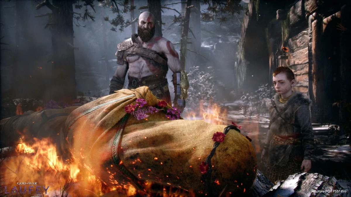 God of War Laufey – Faye cenaze sahnesi: Kratos ve Atreus, Faye'nin cenaze ateşi etrafında duruyor