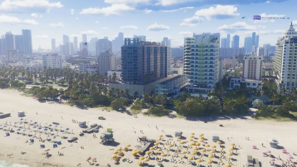 GTA 6 Vice City sahil ve şehir manzarası: palmiyeler, kumsal ve modern binalar, Leonida eyaleti oyun içi görsel
