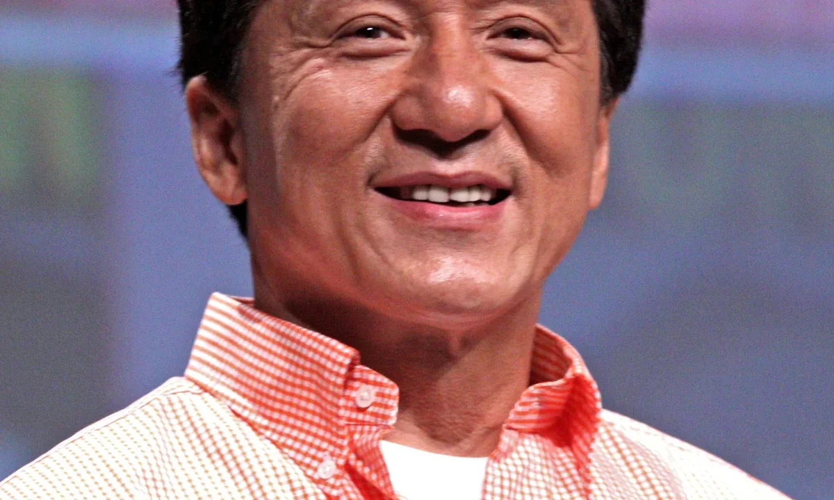 Jackie Chan'ın gülümseyen portresi, dövüş sanatları filmleri kariyerini temsil ediyor