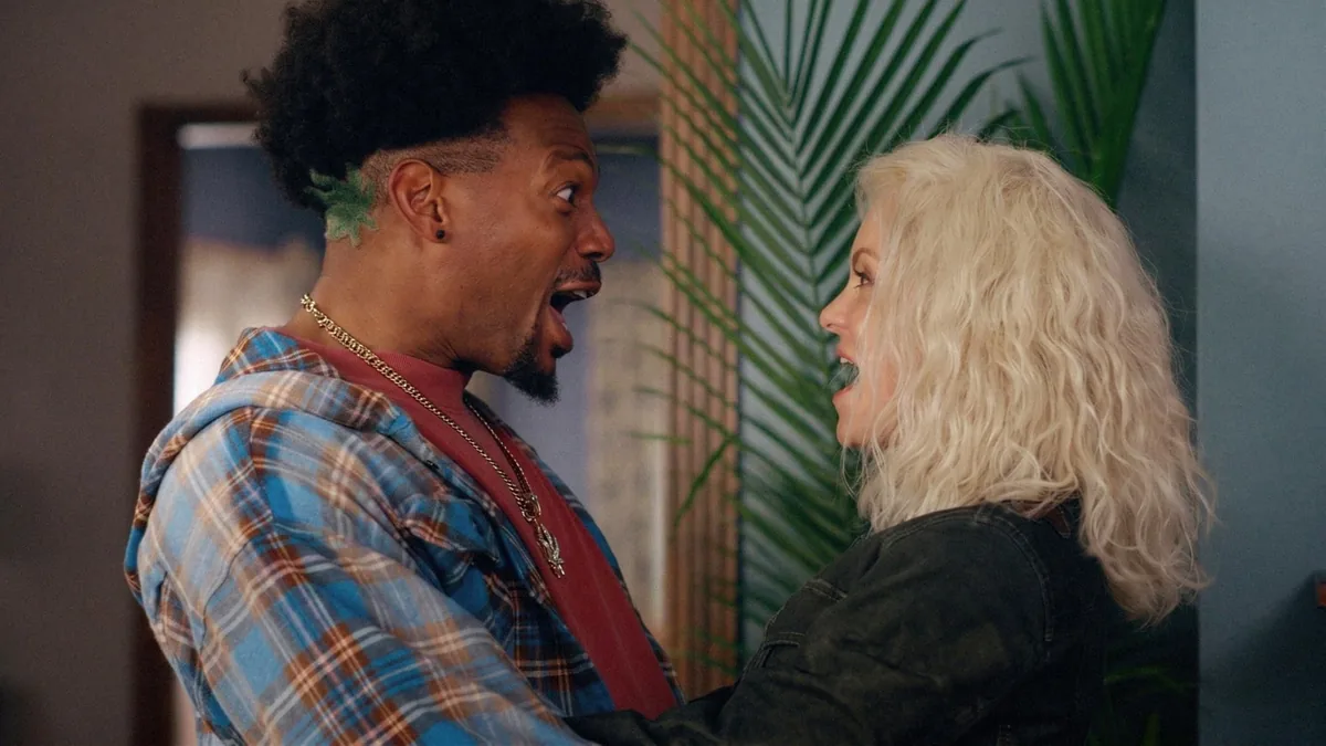 Scary Movie 2026 film karesi — Ghostface maskesi ve komedi oyuncusuyla parodi sahnesi