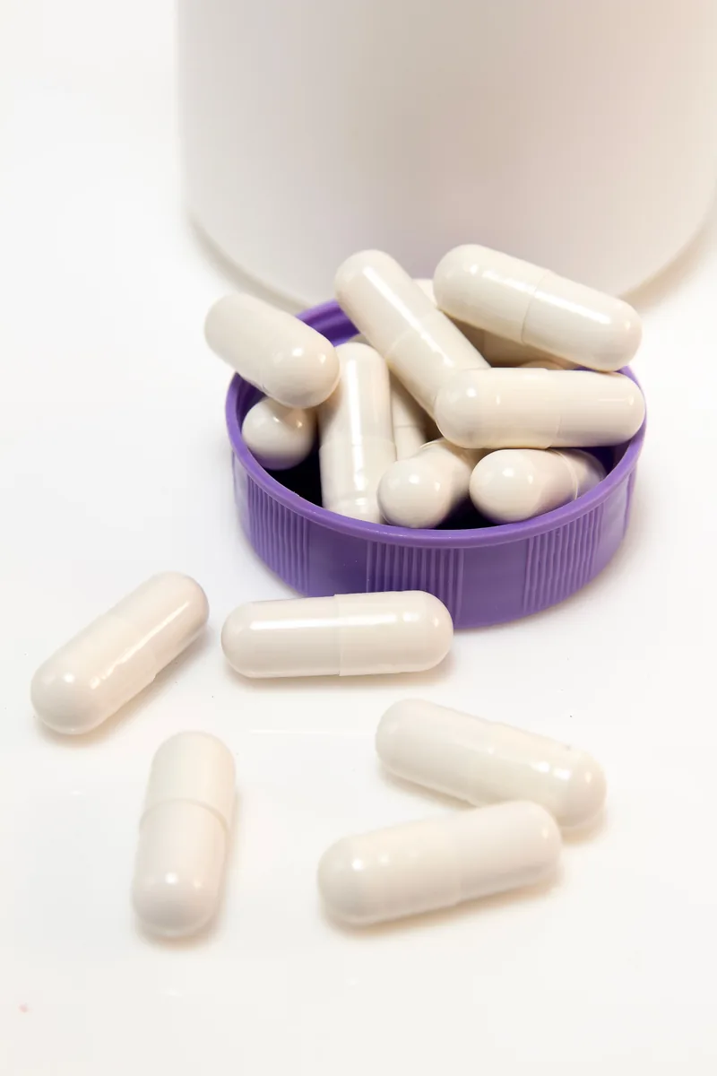 Kreatin takviyesi kapsülleri — beyaz arka planda supplement kapsülleri, kreatin depresyon için iyi mi araştırmalarında kullanılan takviye formu
