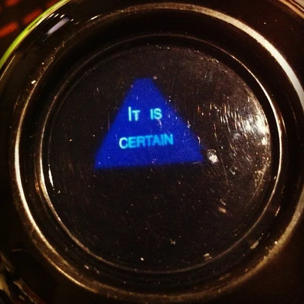 Magic 8 Ball iç mavi cevap penceresi — 'It is certain' yazısını gösteren oyuncak küresinin alt açıklığı