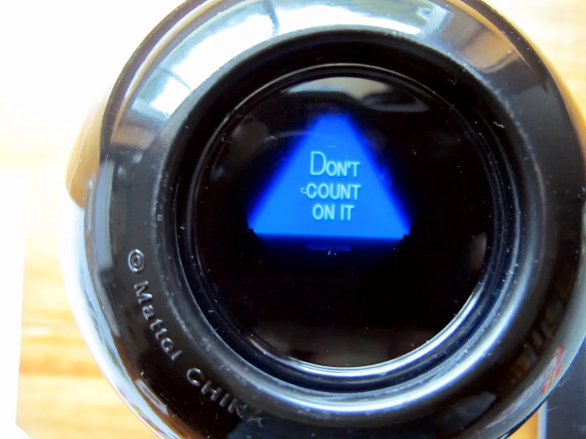 Magic 8 Ball tarihi klasik fotoğraf — siyah bilardo topu formundaki kehanet oyuncağı
