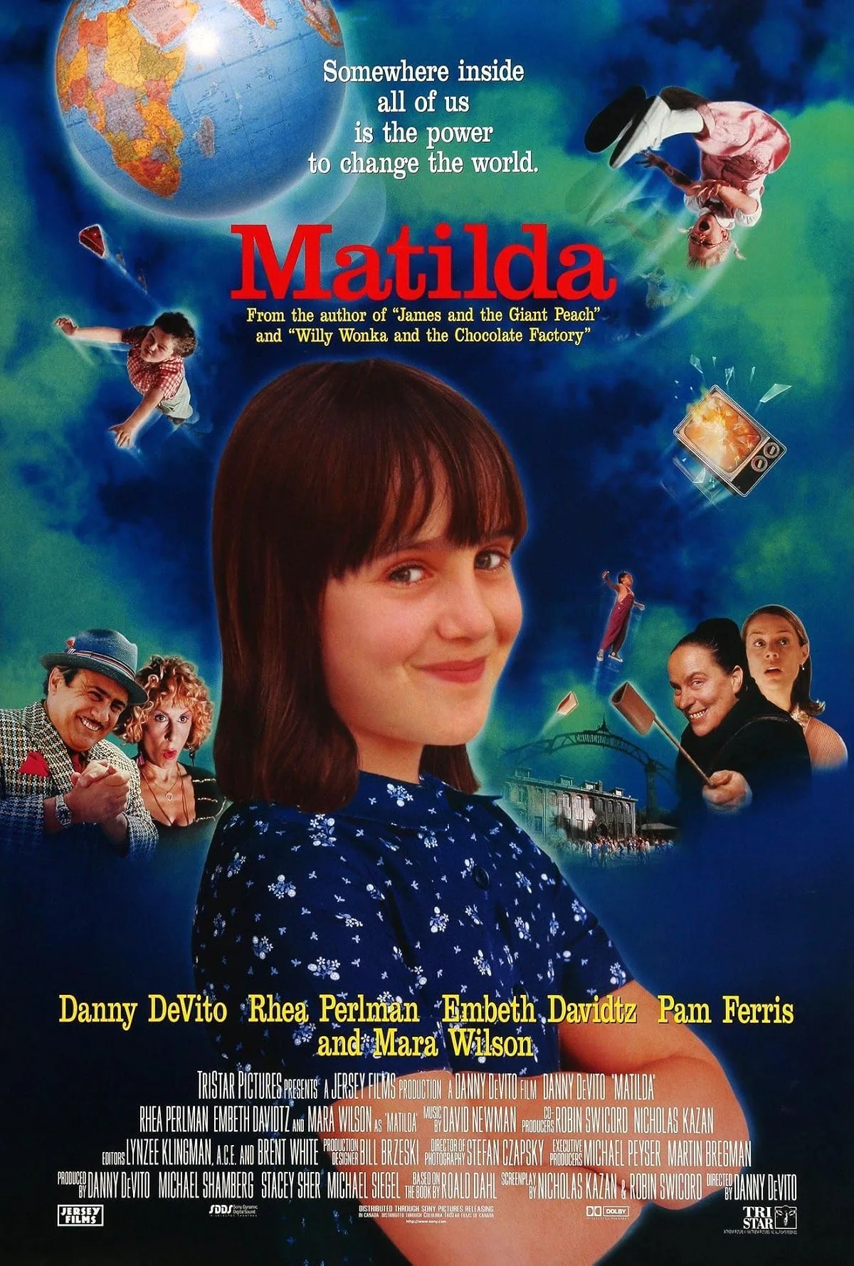 Matilda 1996 filmi resmi afişi — Mara Wilson güçlü küçük kız karakteriyle