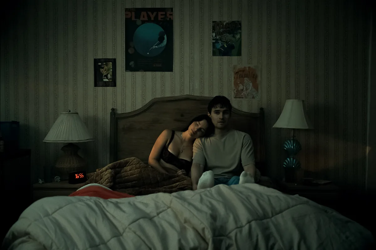 Obsession 2025 film sahnesi: Bear (Michael Johnston) ve Nikki (Inde Navarrette) saplantili ask sahnesinde, Tek Dilek Sogudunun bedelini yansitan gerilimli an