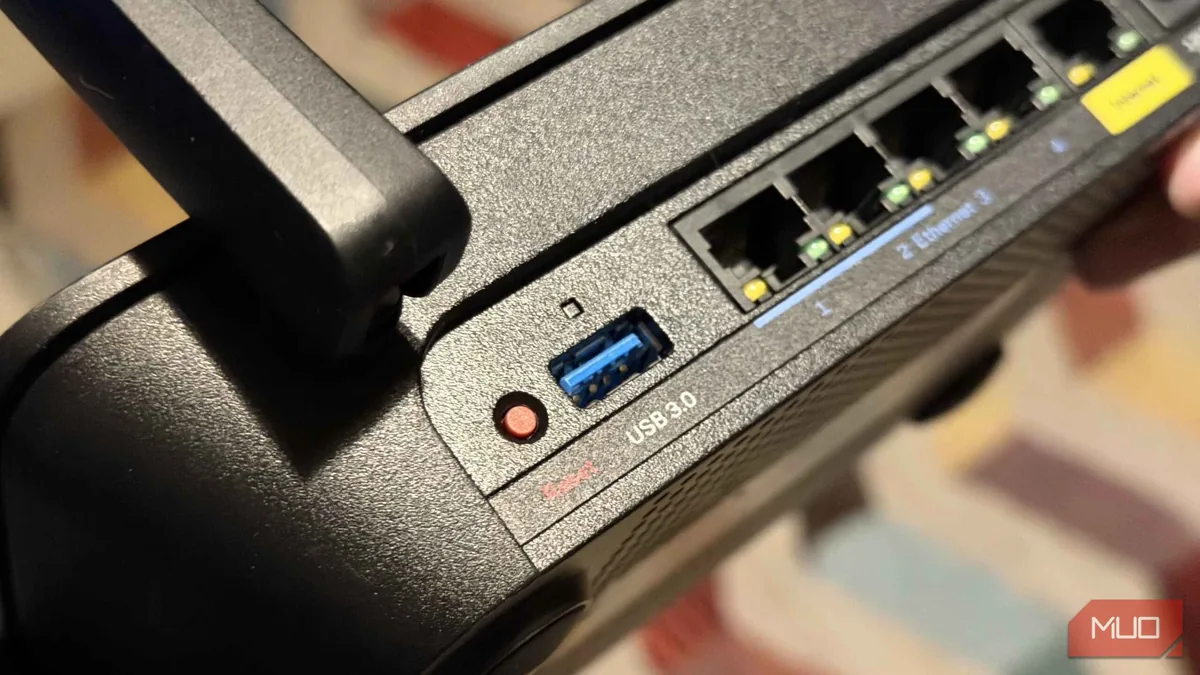 Linksys EA8300 router USB portu yakın çekim — router USB portu ne işe yarar