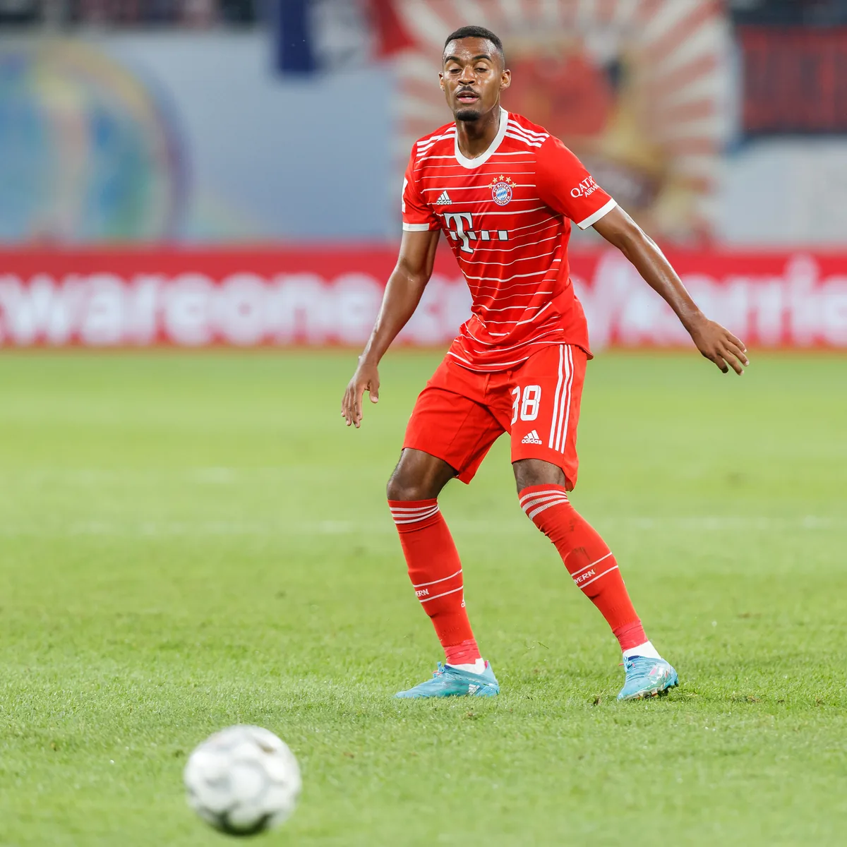 Ryan Gravenberch, Bayern Münih forması (38 numara) ile sahada topla ilerlerken