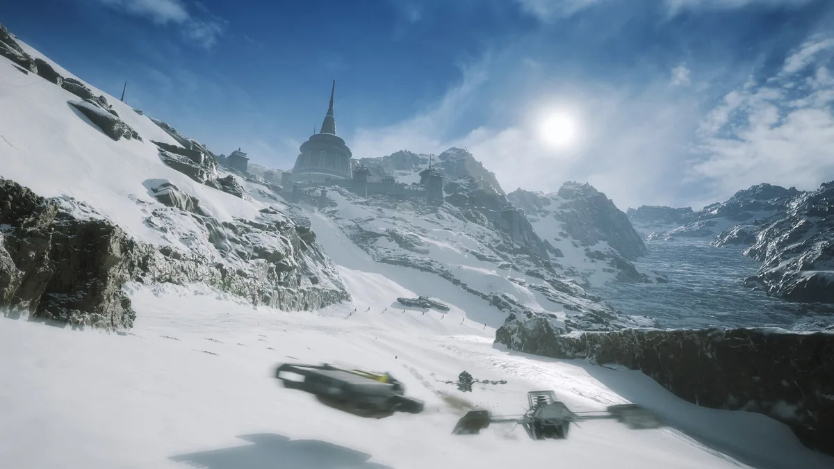 STAR WARS Galactic Racer Ando Prime gezegeni pisti - karlı dağ geçidinde tapınak yapıları arasında birden fazla araç yarışırken