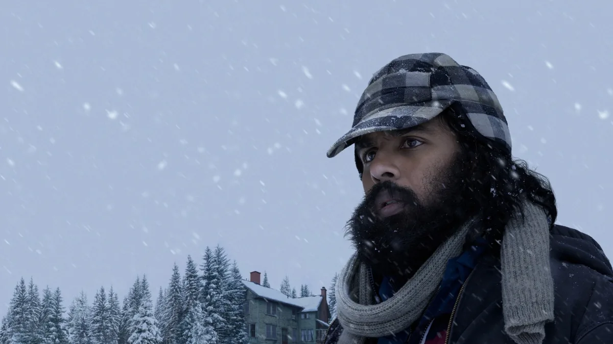 Station Eleven dizisinde Himesh Patel, Jeevan rolünde kar fırtınasında — salgının ilk gecesinin duygusal omurgasını taşıyan karakter