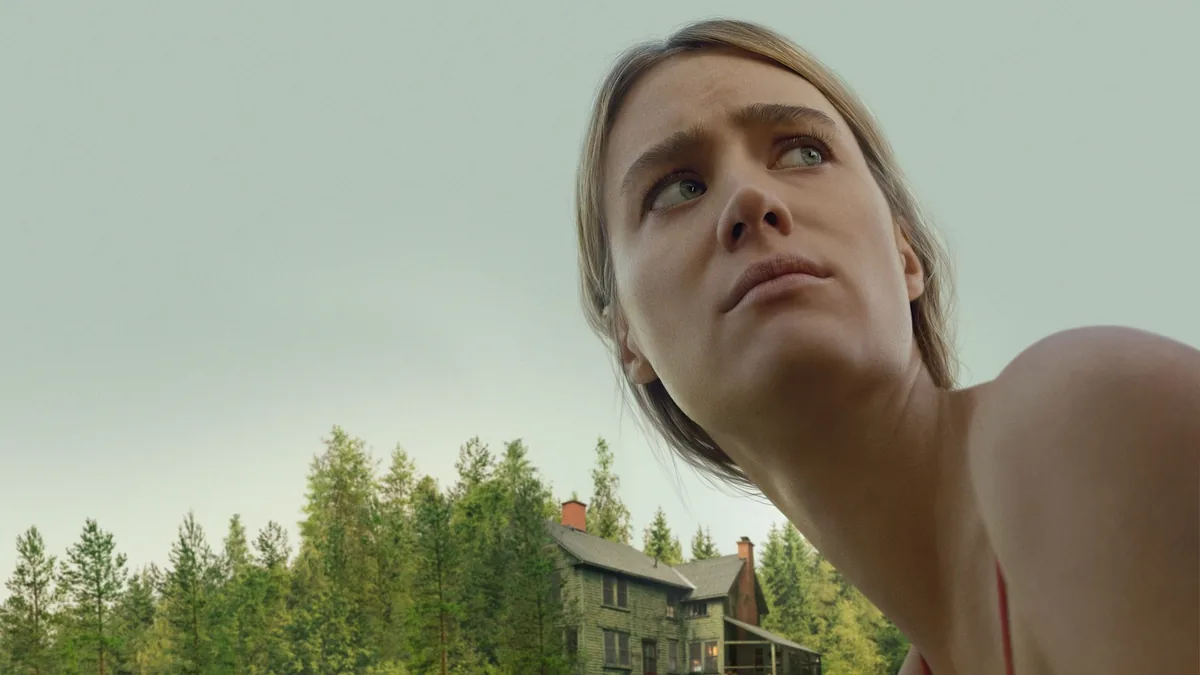 Station Eleven incelemesi: Mackenzie Davis yetişkin Kirsten rolünde, dizinin melankolik post-apokaliptik atmosferini yansıtan resmi sahne görseli