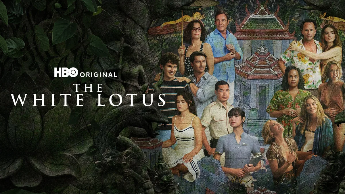 The White Lotus dizisinin HBO resmi key art gorseli — luks tatil koyu konuklarini ve sosyal sinif hicvini gosteren tanitim posteri