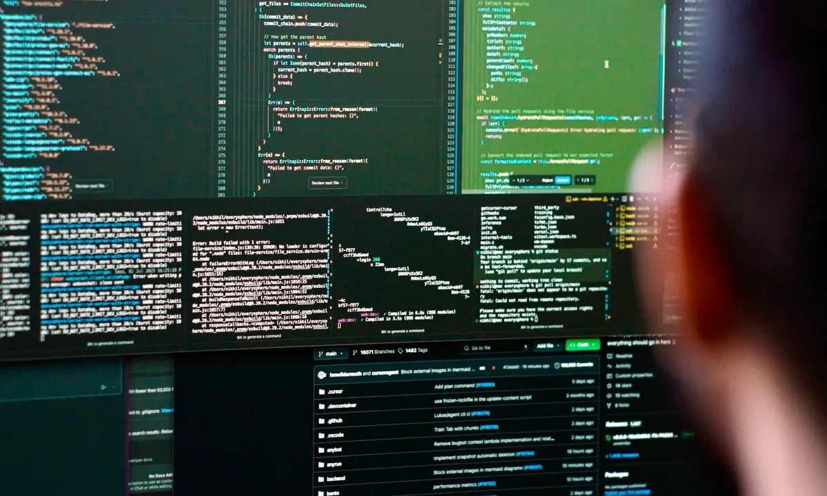 Vibe coding ortami: coklu ekranda yapay zeka destekli kod yazma sahnesi