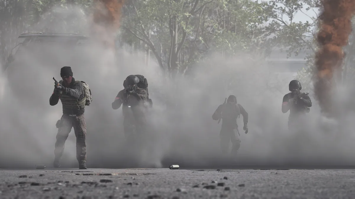 WARDOGS oynanis ekran goruntusu - asker silah ve ekipman secimi veya catisma ani, nakit tabanli ekonomi sisteminin gosterimi