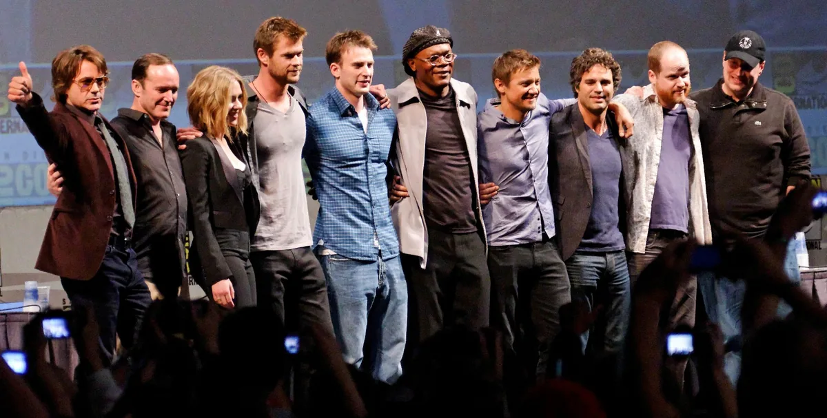 MCU Faz Bir filmlerinin oyuncu kadrosu 2010 Comic-Con sahnesinde bir arada