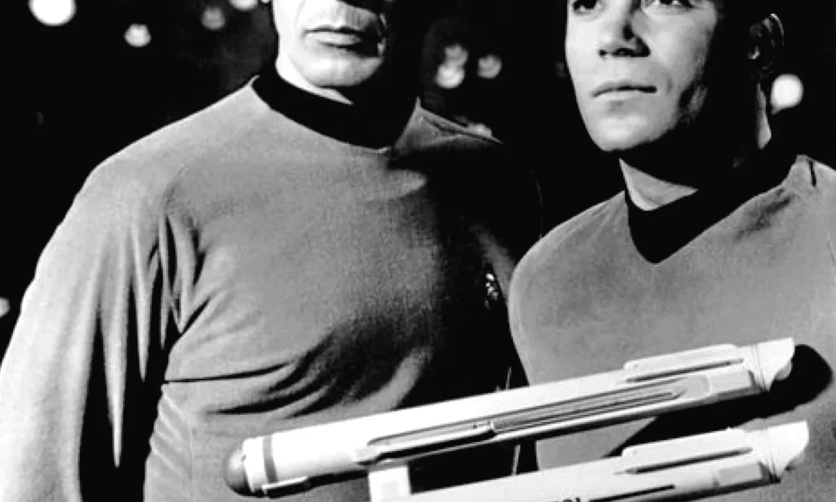 Star Trek Birincil Direktif kuralı nedir sorusunu simgeleyen kare: Mr. Spock ve Kaptan Kirk, orijinal USS Enterprise (NCC-1701) gemisinin bir modeliyle, 1968 tarihli resmi tanıtım fotoğrafında.