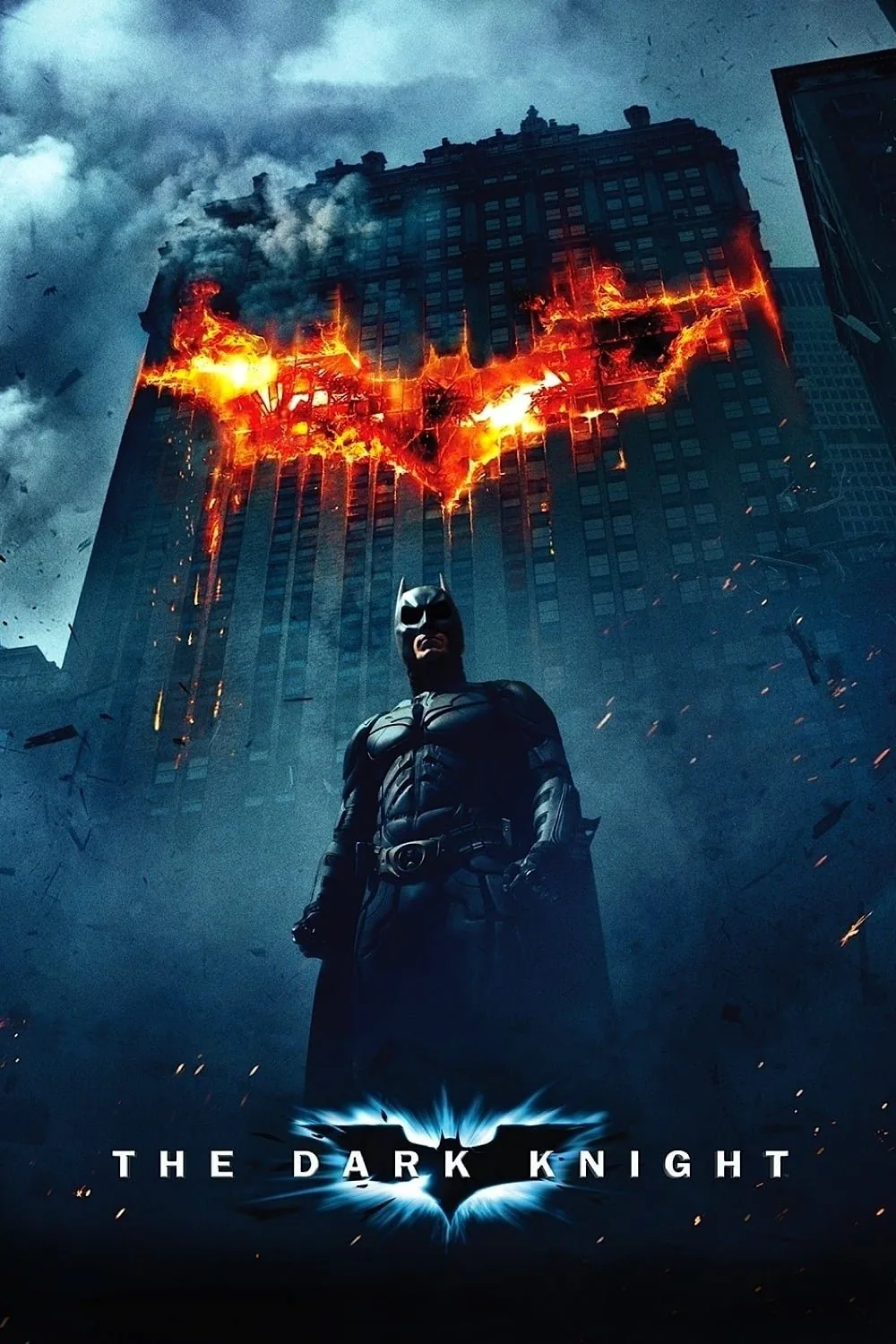 The Dark Knight (2008) filminin resmi afişi; alevler içindeki yarasa logosu önünde Batman