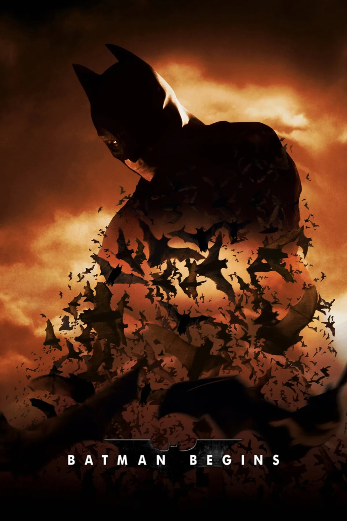 Batman Begins (2005) filminin resmi afişi; yarasa sürüsünden beliren Batman silueti
