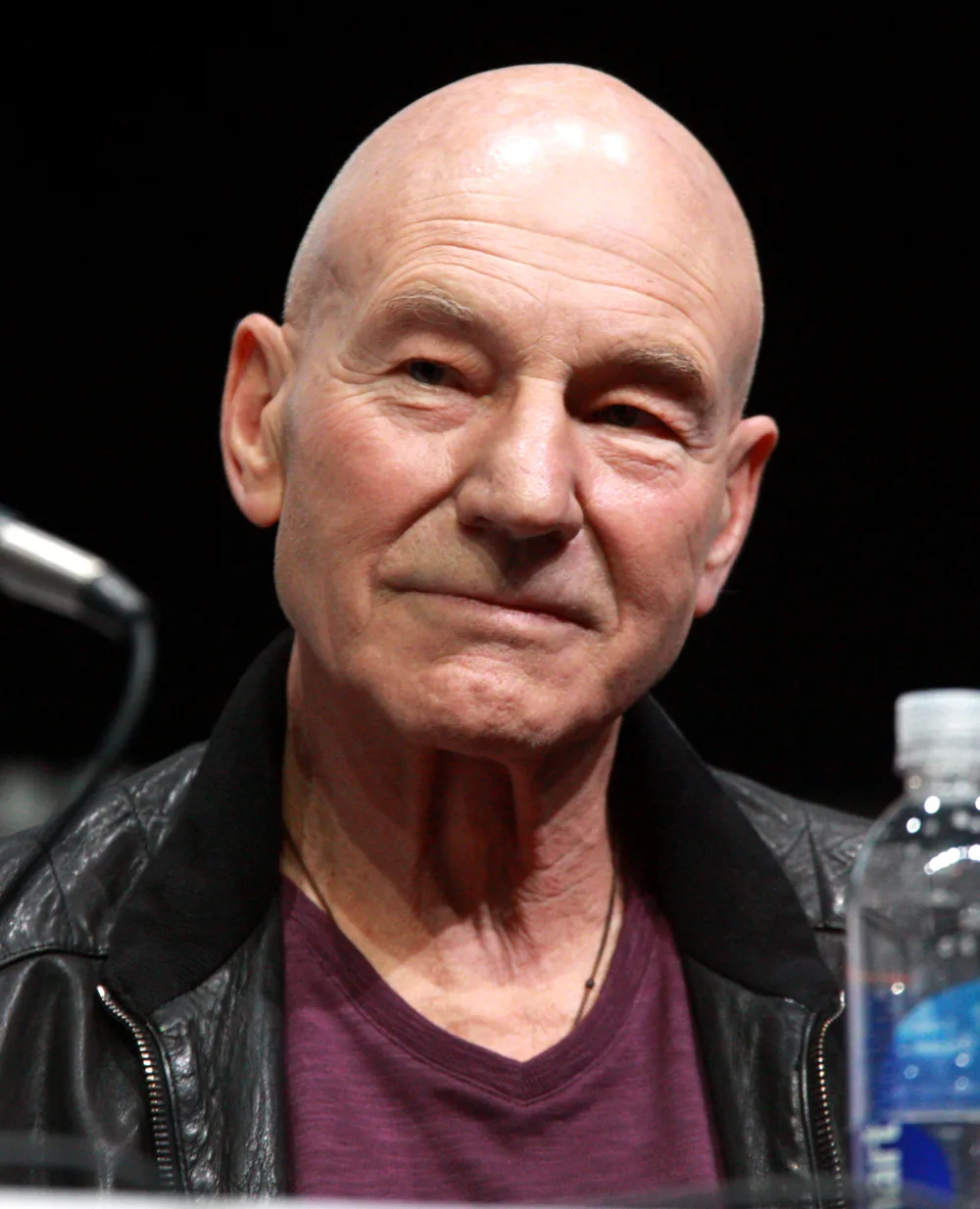 Kaptan Jean-Luc Picard rolüyle tanınan oyuncu Patrick Stewart; Star Trek: The Next Generation dizisinde Birincil Direktif ikilemini en çok sorgulayan karakteri canlandırmıştır.