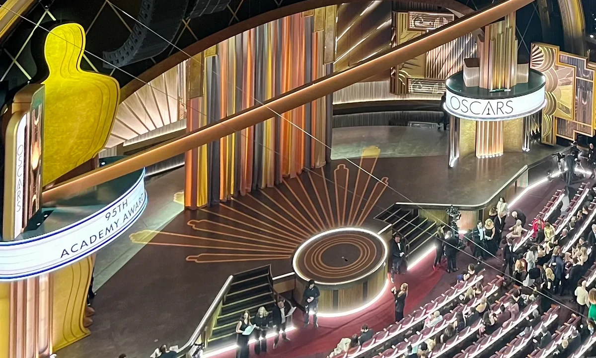 Oscar heykelciği ve sinema temalı kapak görseli — sevilmeyen Oscar En İyi Film kazananları
