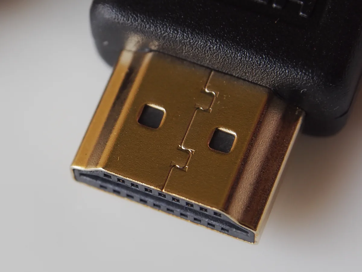 Altın uçlu HDMI konnektörünün yakın çekimi, sertifikalı yüksek hızlı kablo detayı