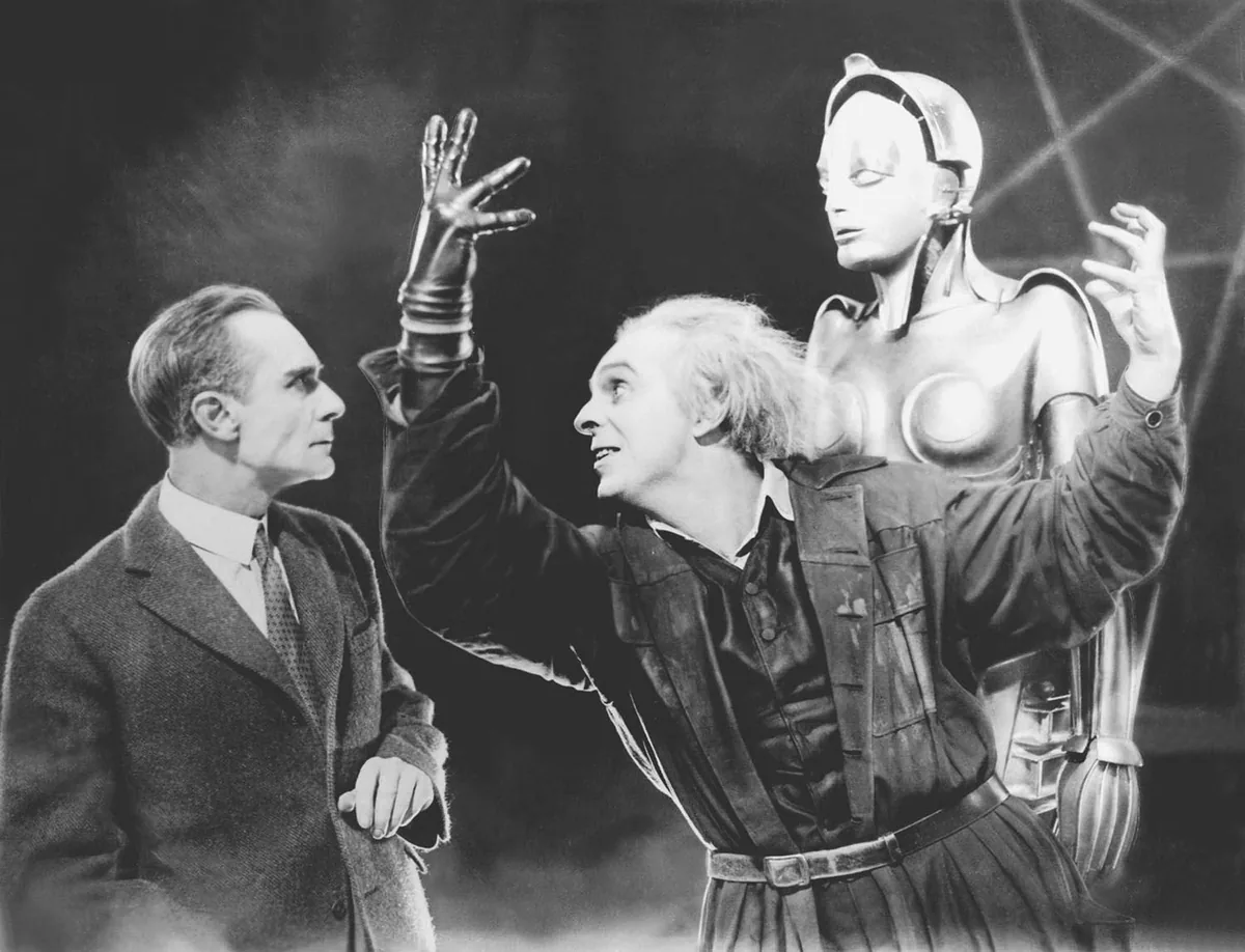 Fritz Lang'ın Metropolis filminden 1927 yapımı ikonik Makine-İnsan (Maschinenmensch) robotu, Rotwang ve Joh Fredersen ile birlikte resmi film sahnesinde