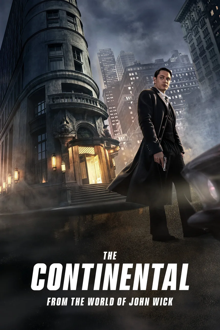 The Continental dizisinin resmi afişinde genç Winston Scott Continental Otelinin önünde dururken