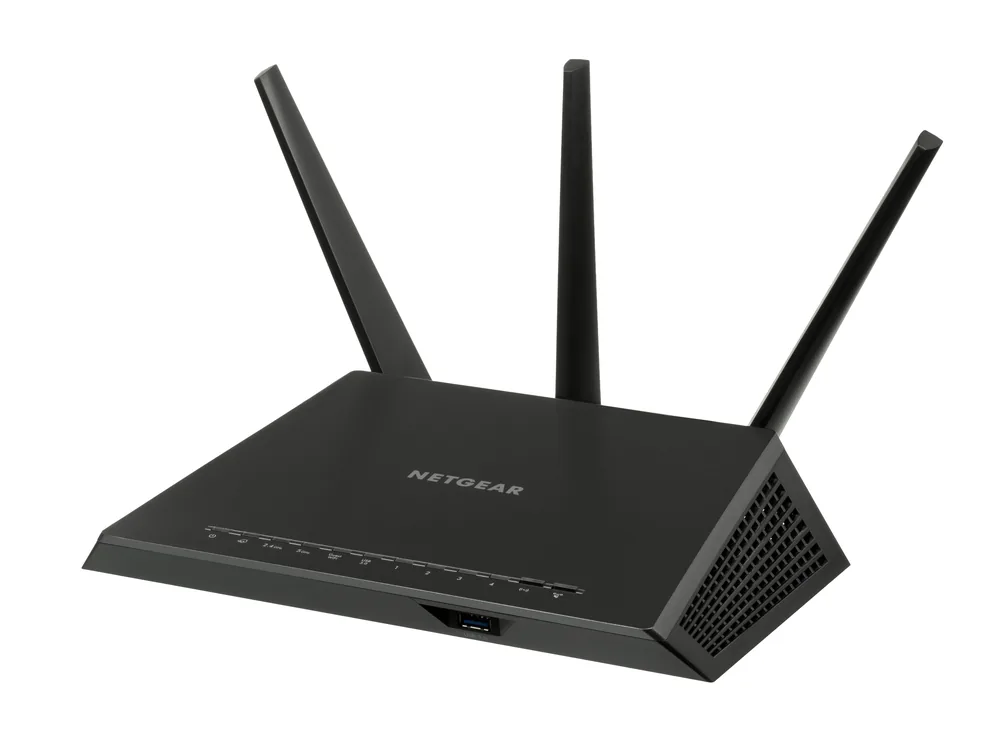 Anten görünür eski nesil bir Wi-Fi 5 (802.11ac) kablosuz router