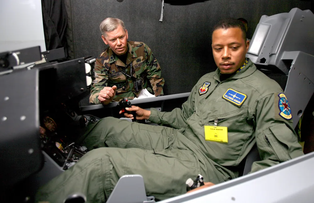 War Machine karakterini canlandıran oyuncu Terrence Howard bir Hava Kuvvetleri kokpit simülatöründe