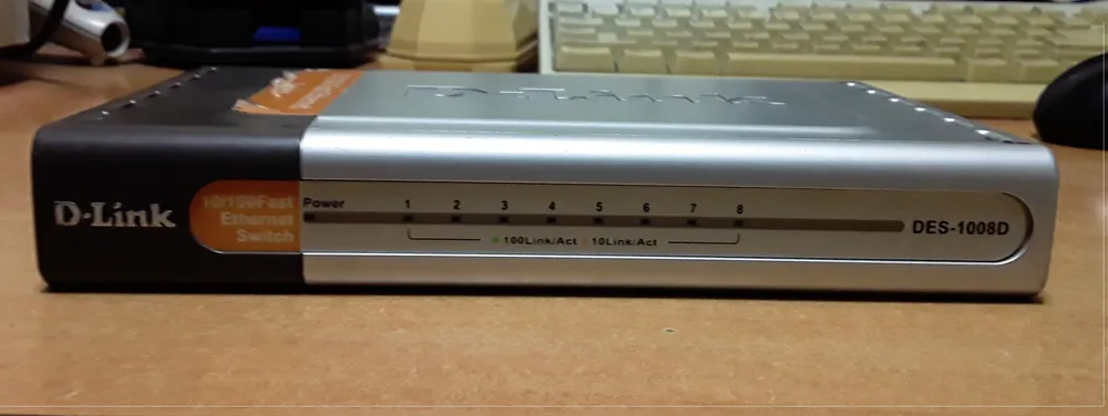 10/100 Fast Ethernet etiketli eski bir masaüstü ağ switch'inin yakın çekim fotoğrafı