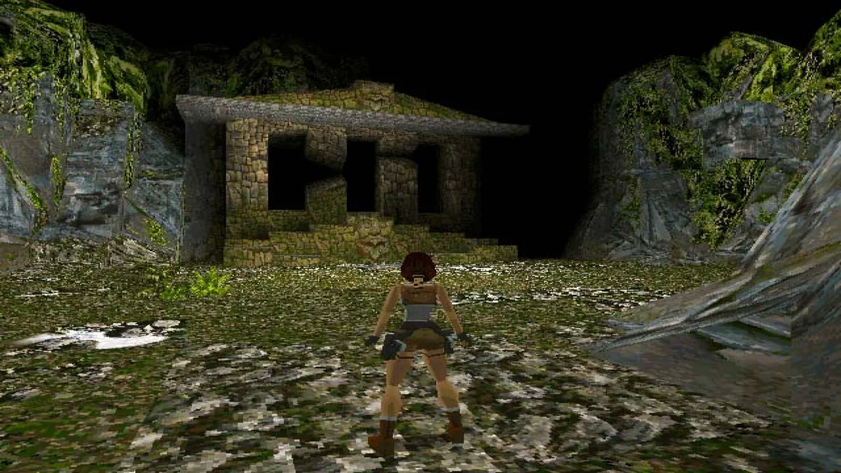 Tomb Raider 1996 oyununda Lara Croft, taş basamaklı bir tapınak girişinin önünde dururken; ızgara tabanlı tırmanma mekaniği