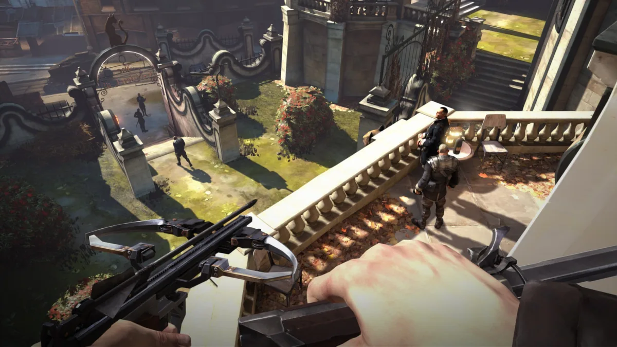 Dishonored oyununda Corvo, arbaletiyle yüksek bir balkondan bahçedeki muhafızları izliyor; merdiven yerine dikey gözetleme noktası