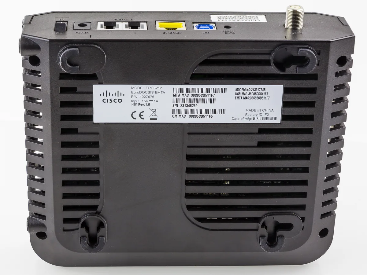 DOCSIS kablo modeminin arka panelinde koaksiyel F-tipi kablo girişi, Ethernet ve USB portları