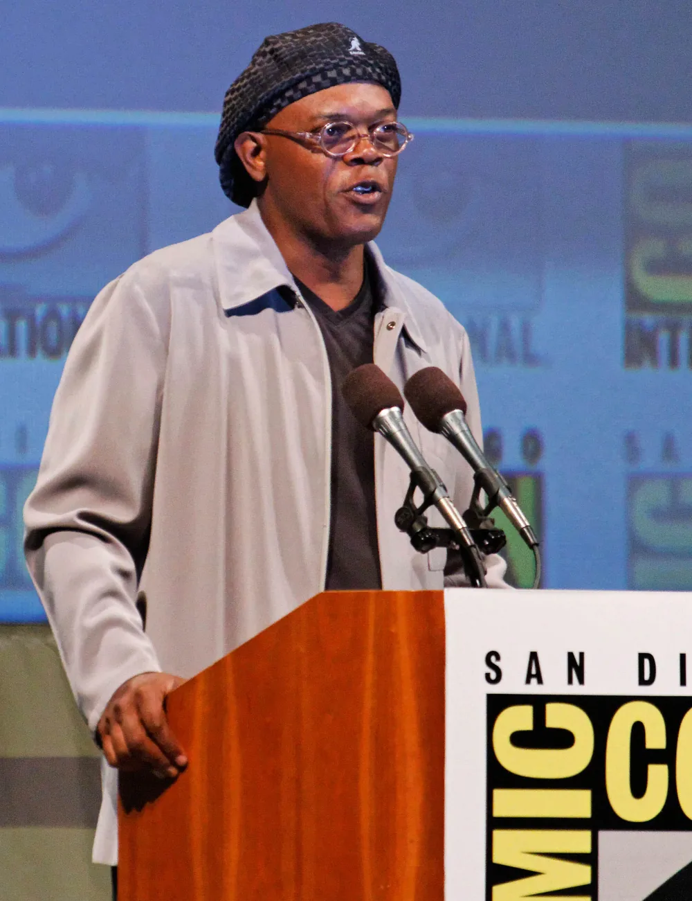 Nick Fury karakterini canlandıran oyuncu Samuel L. Jackson bir Comic-Con kürsüsünde konuşurken