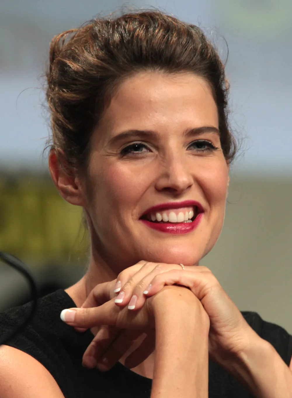 Maria Hill karakterini canlandıran oyuncu Cobie Smulders gülümserken